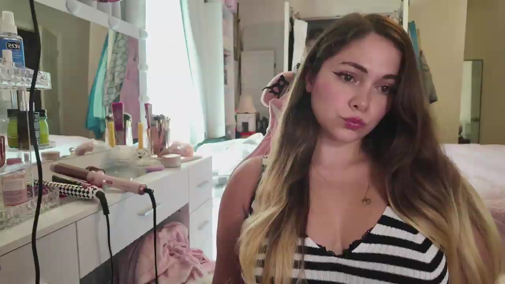 Gallery image thumbnail from lolypopbubble's myfreecams stream on, 08/11/2026, 20:53 image 6 of 20
