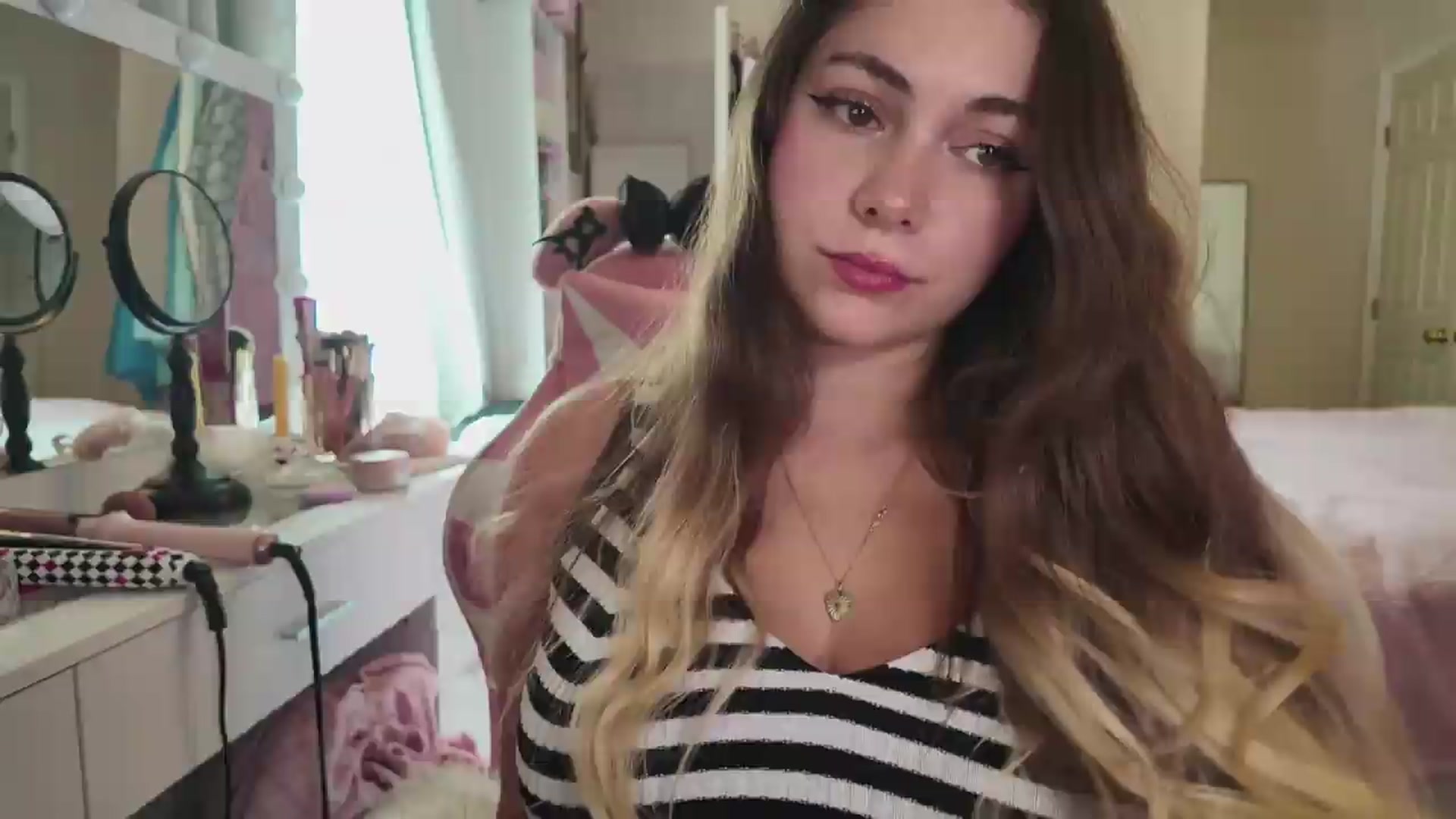 Gallery image thumbnail from lolypopbubble's myfreecams stream on, 08/11/2026, 20:53 image 13 of 20