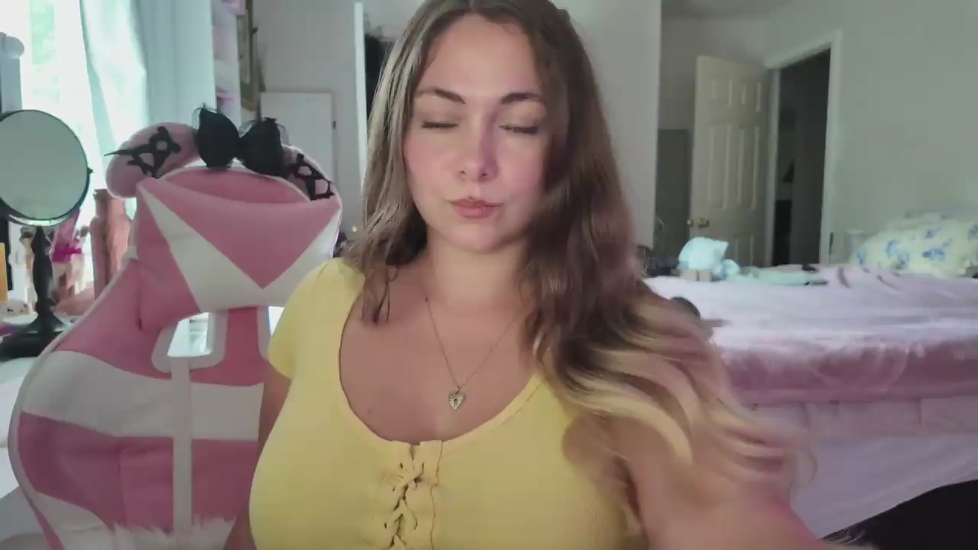 Gallery image thumbnail from lolypopbubble's myfreecams stream on, 08/19/2026, 20:19 image 9 of 20
