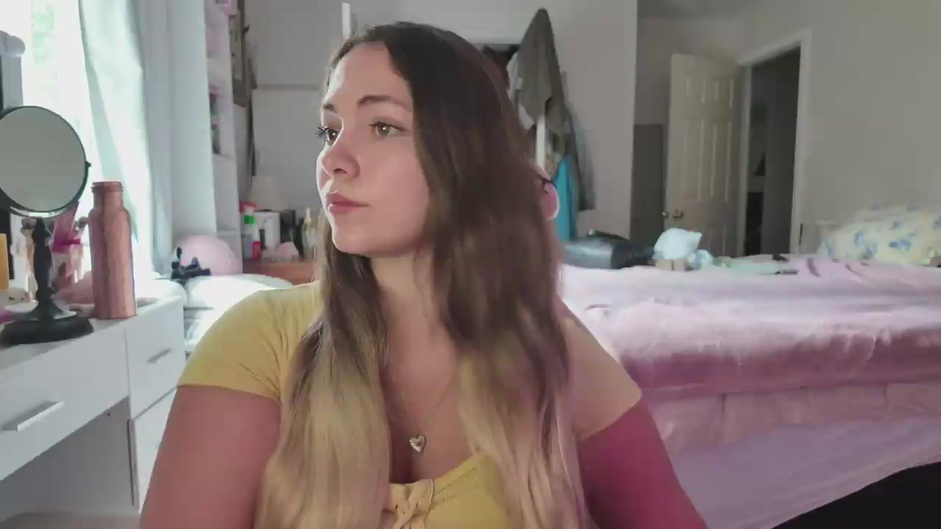 Gallery image thumbnail from lolypopbubble's myfreecams stream on, 08/19/2026, 20:19 image 5 of 20