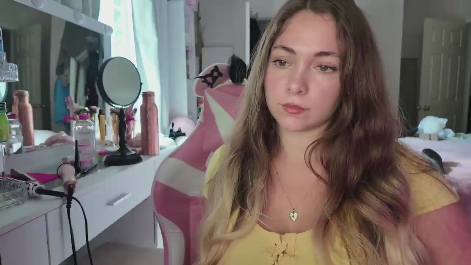 Gallery image thumbnail from lolypopbubble's myfreecams stream on, 08/19/2026, 20:19 image 16 of 20