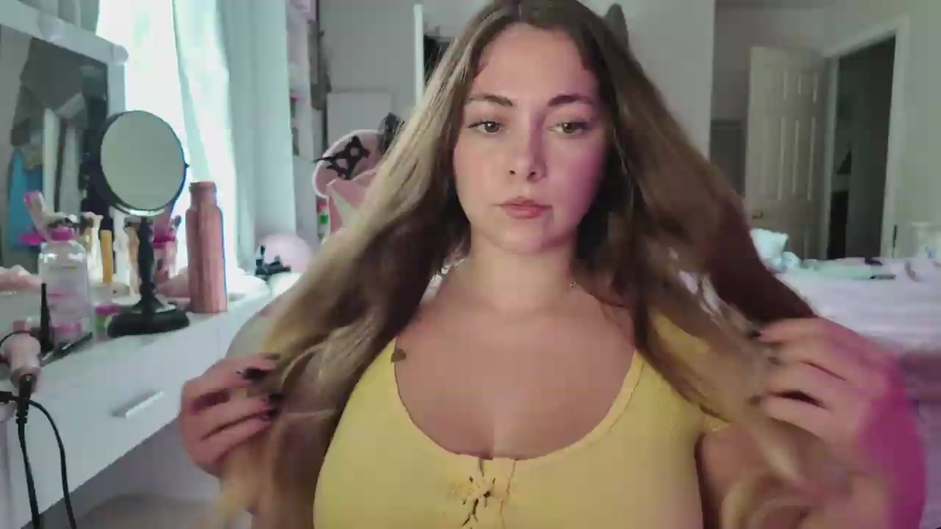 Gallery image thumbnail from lolypopbubble's myfreecams stream on, 08/19/2026, 20:19 image 12 of 20
