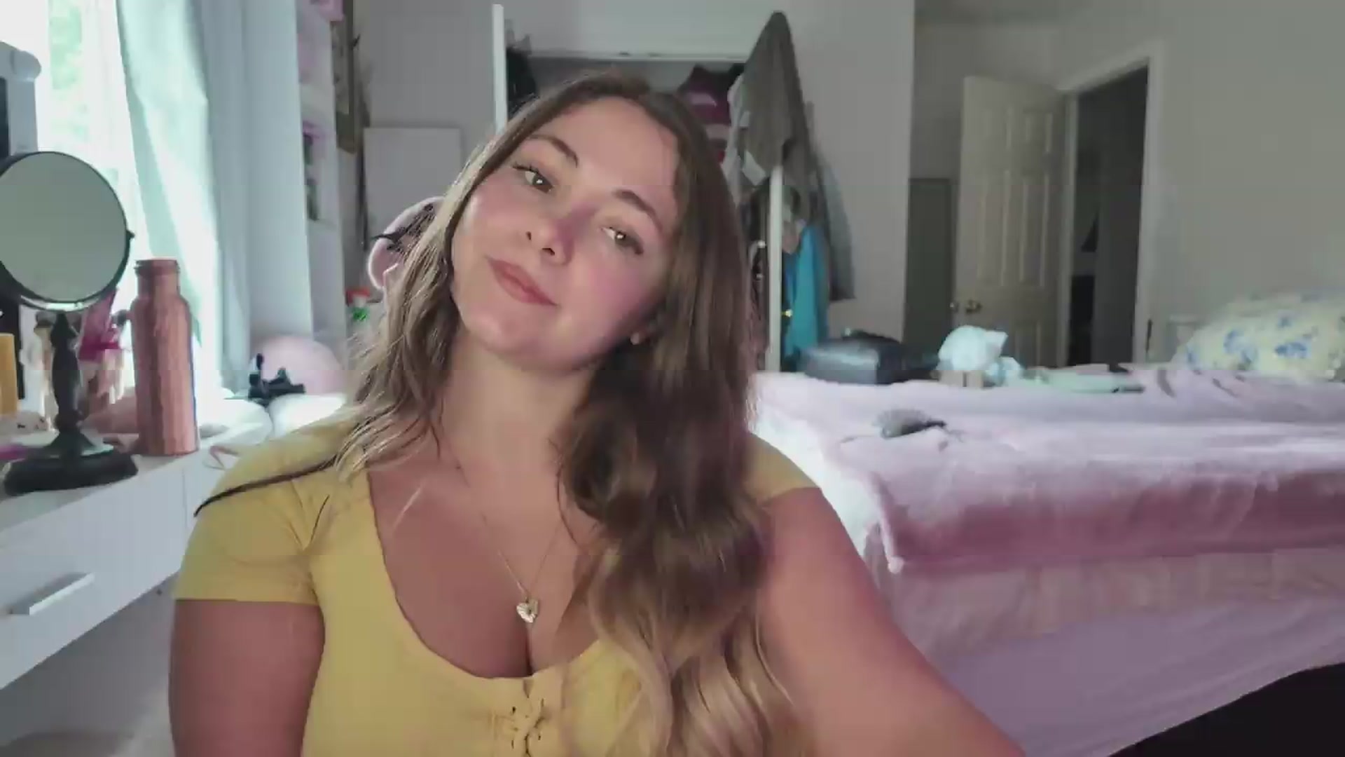 Gallery image thumbnail from lolypopbubble's myfreecams stream on, 08/19/2026, 20:19 image 4 of 20