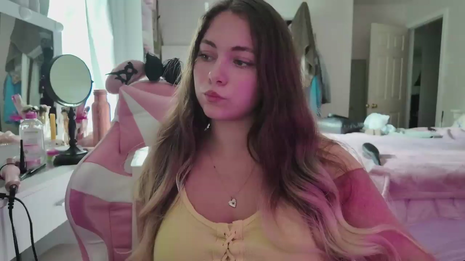 Gallery image thumbnail from lolypopbubble's myfreecams stream on, 08/19/2026, 20:19 image 15 of 20