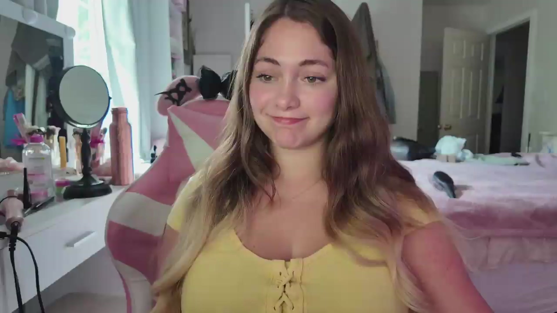 Gallery image thumbnail from lolypopbubble's myfreecams stream on, 08/19/2026, 20:19 image 11 of 20