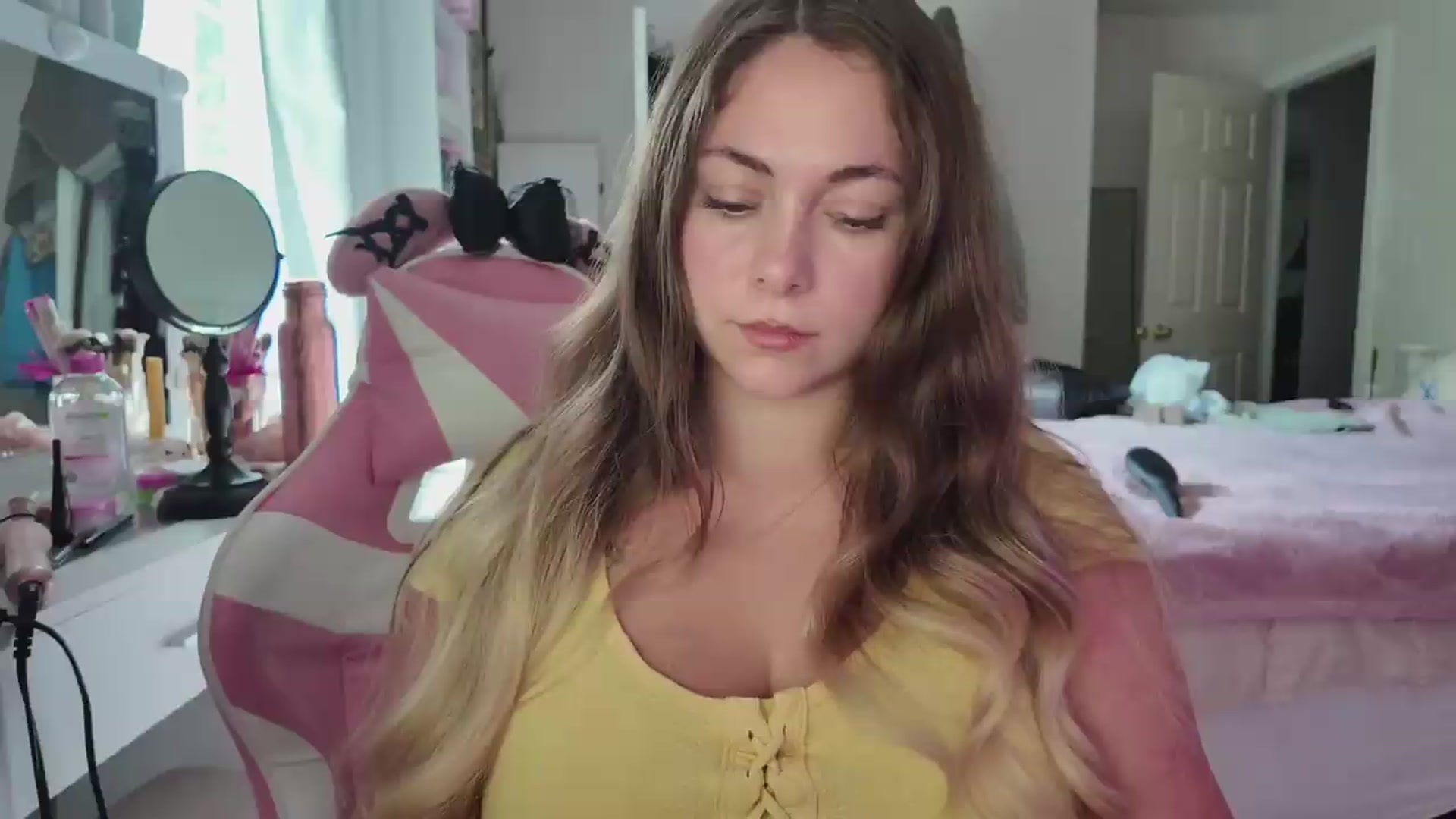 Gallery image thumbnail from lolypopbubble's myfreecams stream on, 08/19/2026, 20:19 image 10 of 20