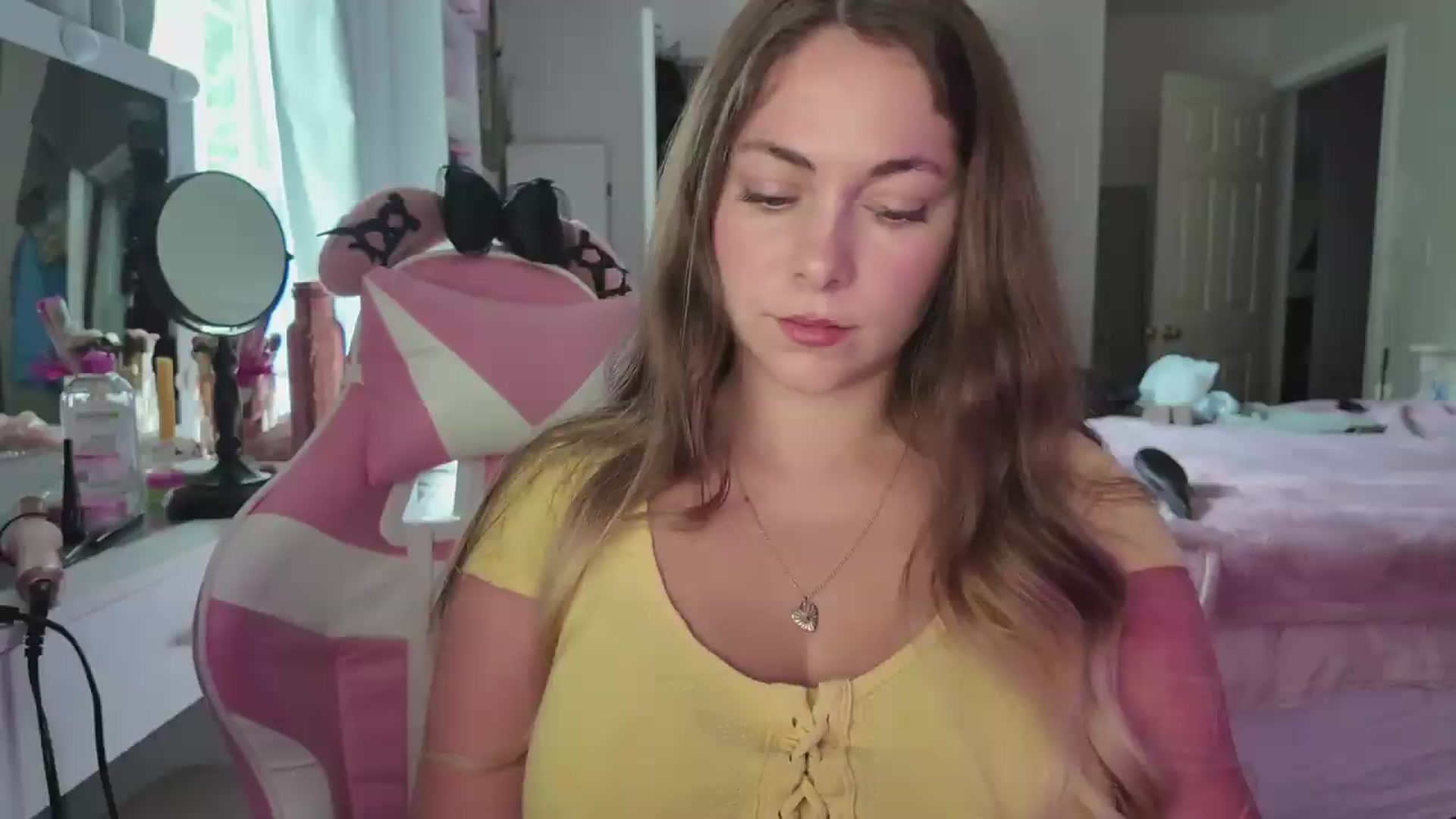 Gallery image thumbnail from lolypopbubble's myfreecams stream on, 08/19/2026, 20:19 image 13 of 20