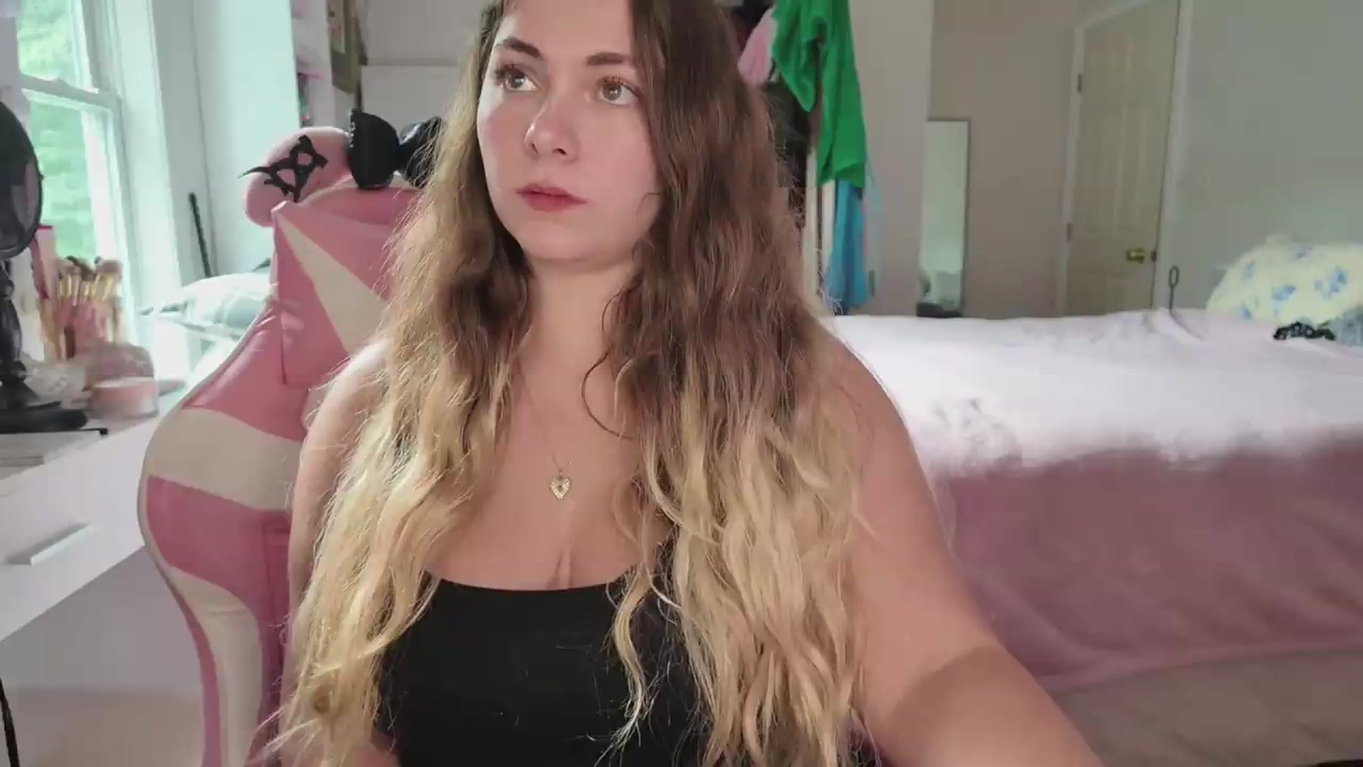 Gallery image thumbnail from lolypopbubble's myfreecams stream on, 08/26/2026, 21:10 image 17 of 20