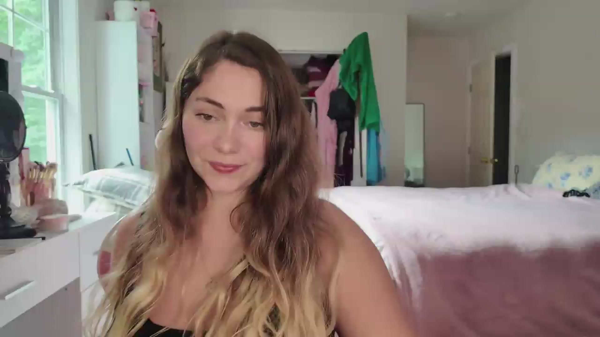 Gallery image thumbnail from lolypopbubble's myfreecams stream on, 08/26/2026, 21:10 image 9 of 20