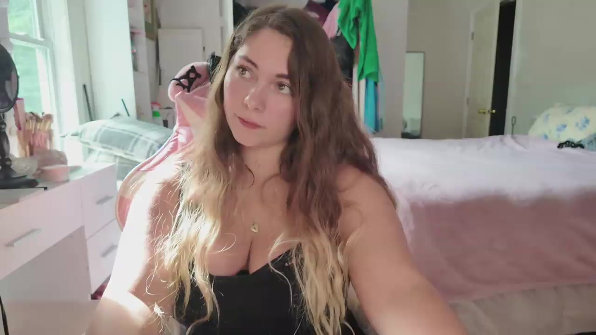 Gallery image thumbnail from lolypopbubble's myfreecams stream on, 08/26/2026, 21:10 image 13 of 20