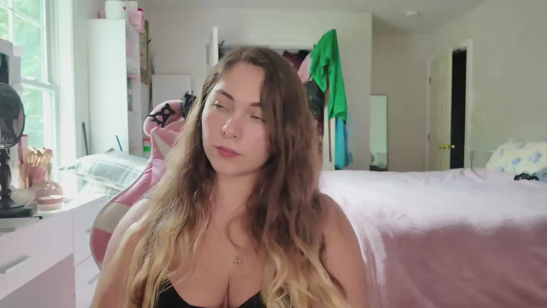 Gallery image thumbnail from lolypopbubble's myfreecams stream on, 08/26/2026, 21:10 image 5 of 20