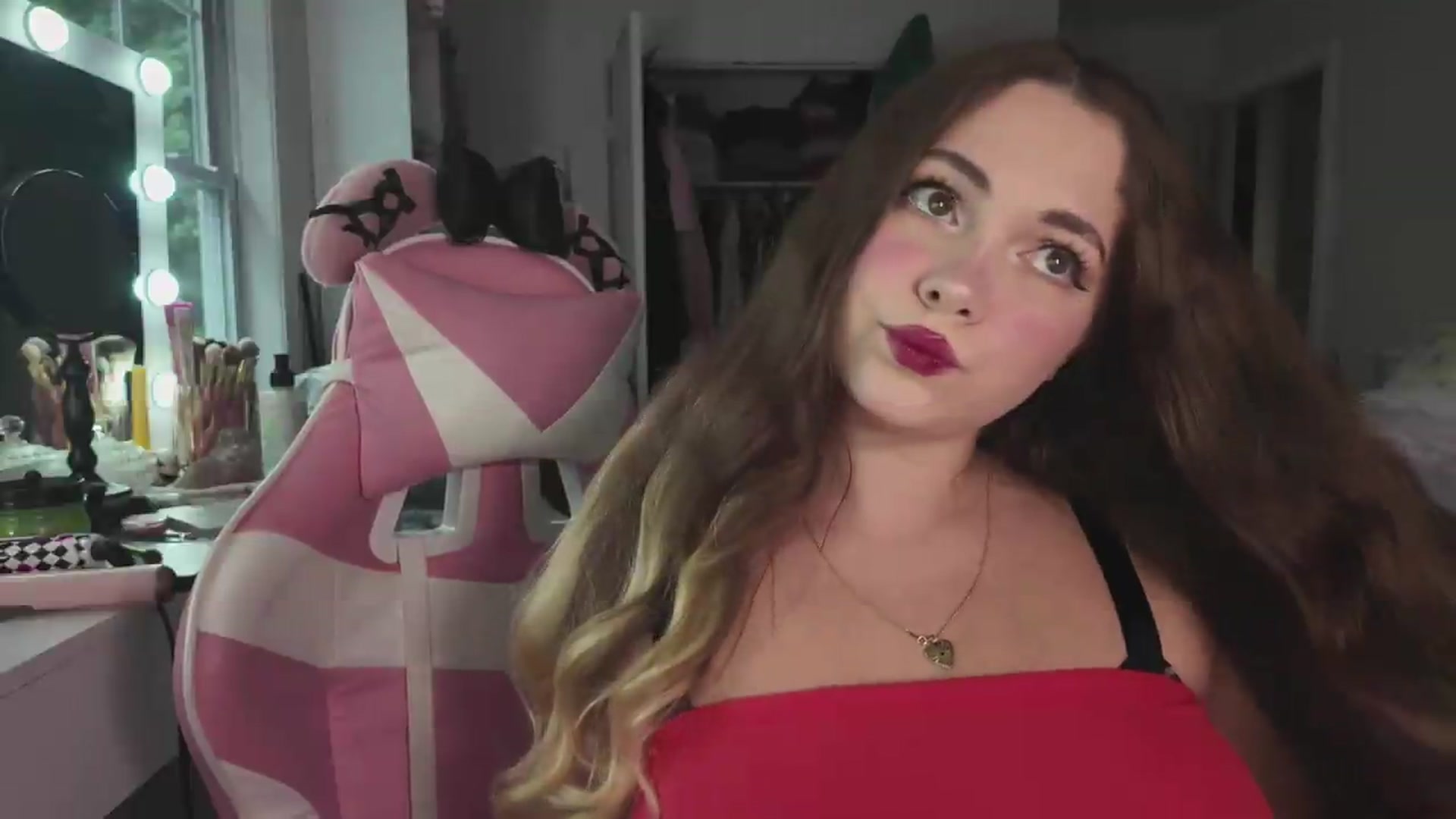 Gallery image thumbnail from lolypopbubble's myfreecams stream on, 08/27/2026, 21:13 image 18 of 20