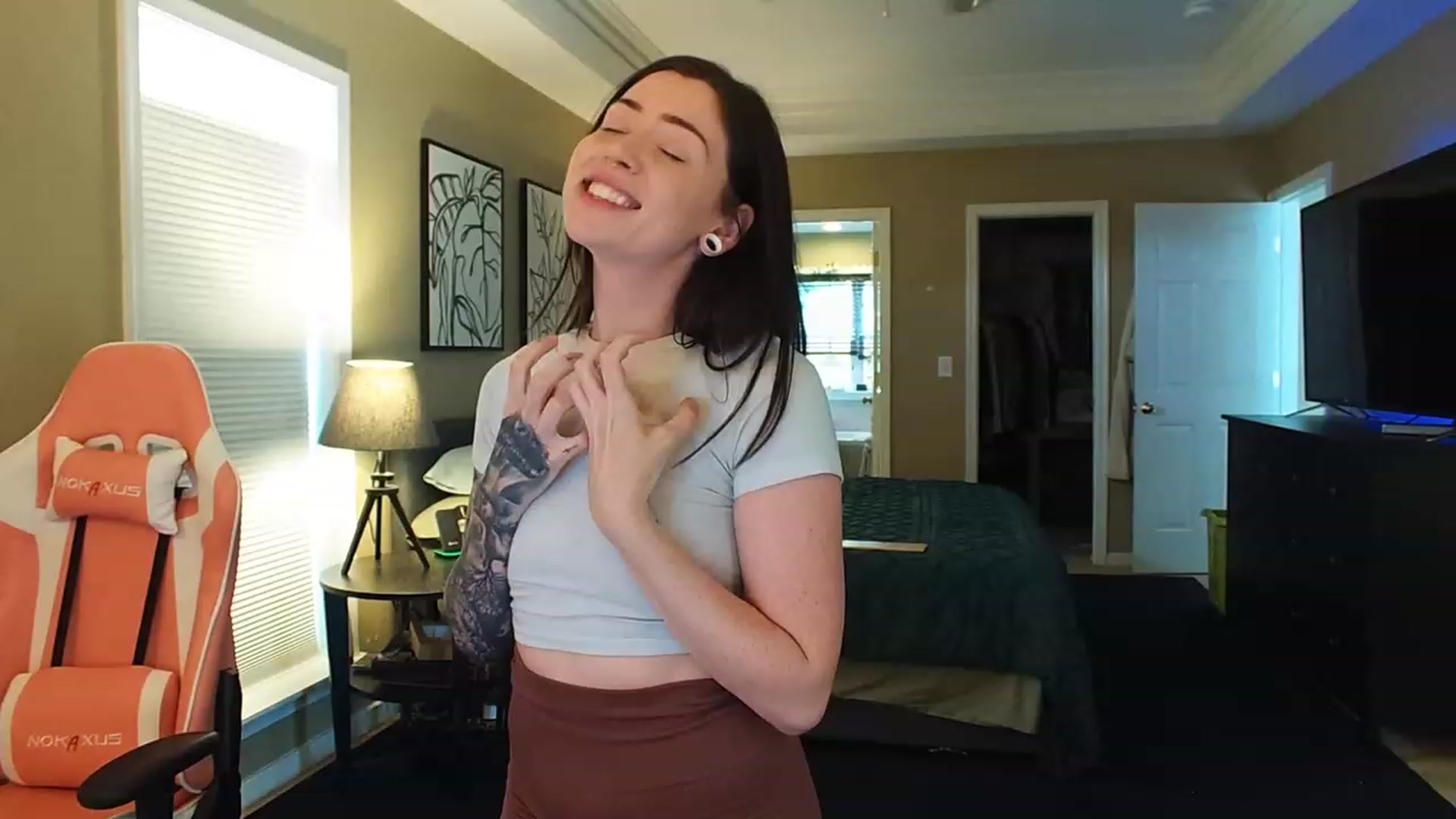 Gallery image thumbnail from london_ellise's myfreecams stream on, 06/19/2023, 18:42 image 15 of 20