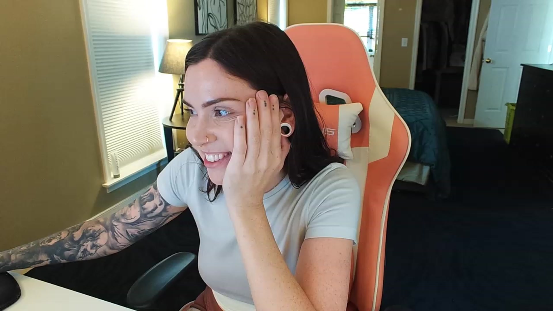 Gallery image thumbnail from london_ellise's myfreecams stream on, 06/19/2023, 18:42 image 2 of 20