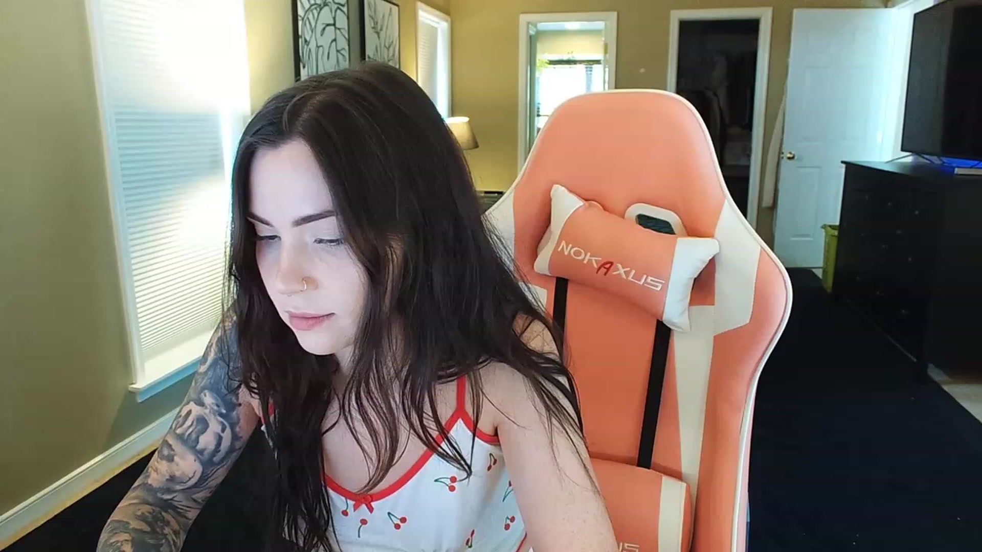 Gallery image thumbnail from london_ellise's myfreecams stream on, 06/20/2023, 19:19 image 4 of 20