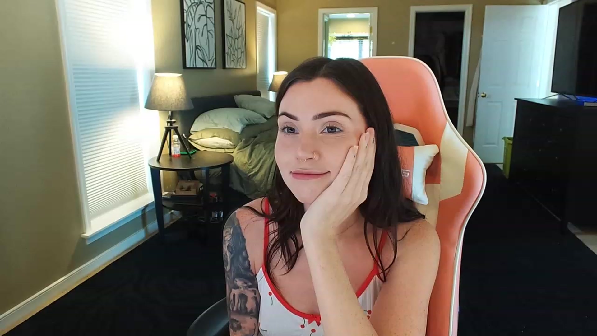 Gallery image thumbnail from london_ellise's myfreecams stream on, 06/20/2023, 19:19 image 6 of 20