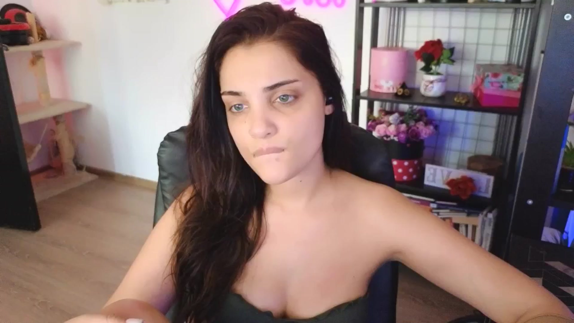 Gallery image thumbnail from loraine_doll's myfreecams stream on, 06/11/2024, 18:02 image 1 of 20