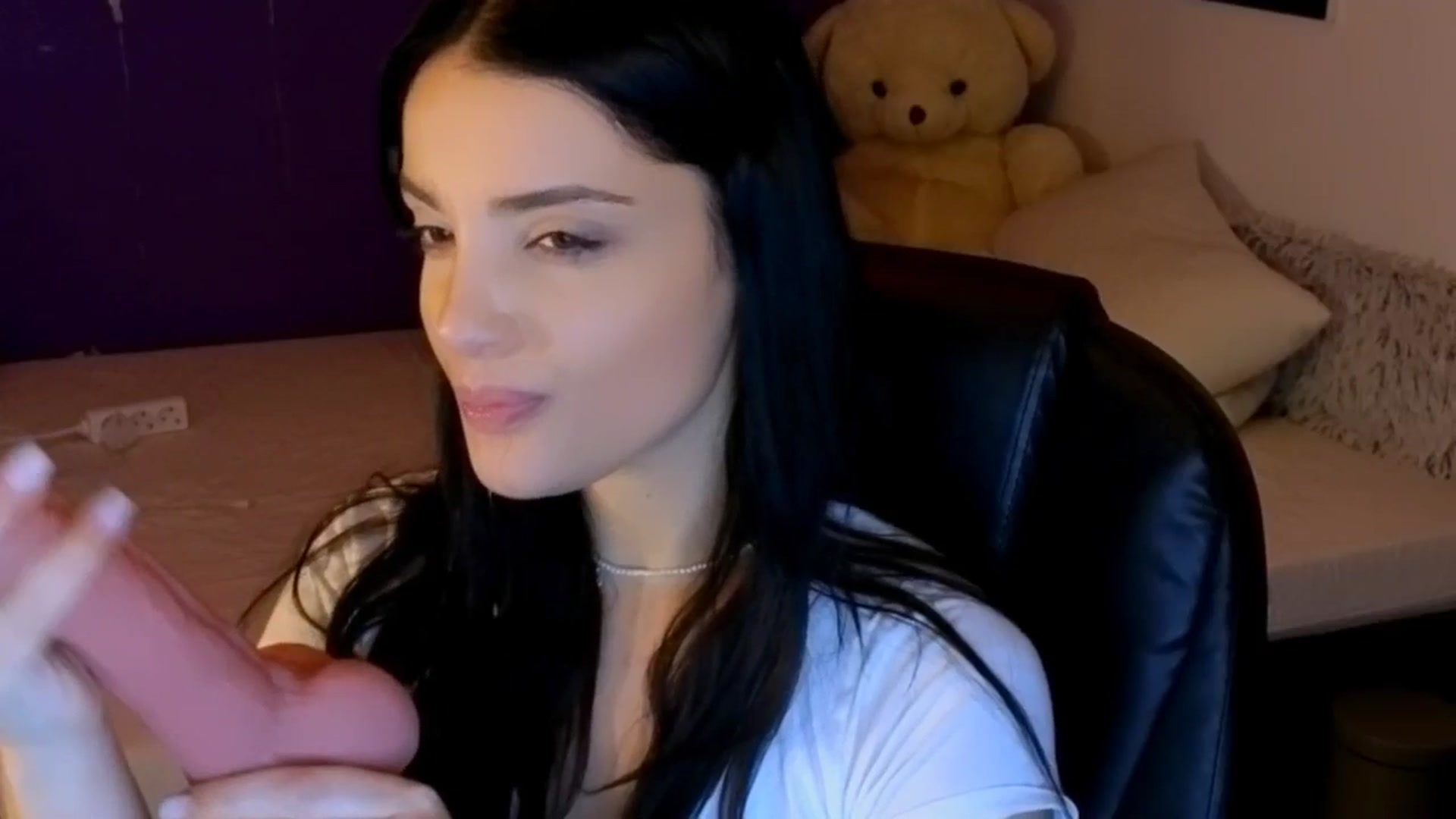 Gallery image thumbnail from loraine_doll's myfreecams stream on, 12/06/2024, 20:50 image 10 of 20