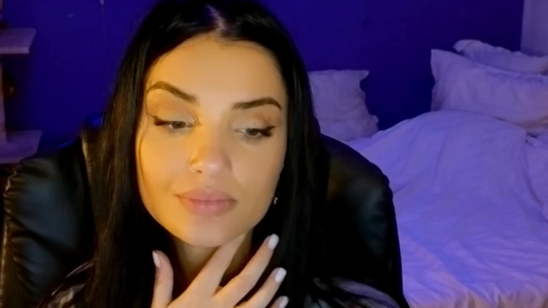 Gallery image thumbnail from loraine_doll's myfreecams stream on, 12/10/2024, 22:08 image 19 of 20