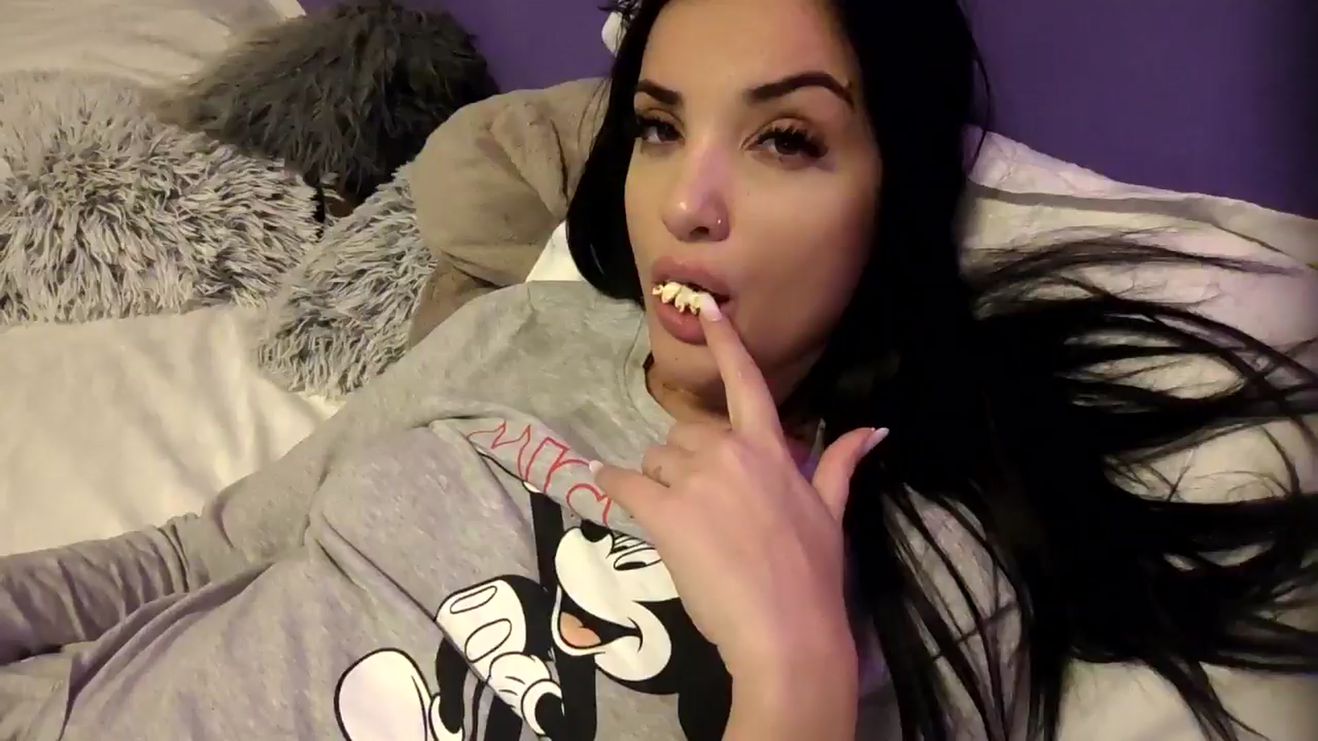 Gallery image thumbnail from loraine_doll's myfreecams stream on, 12/24/2024, 01:00 image 1 of 20
