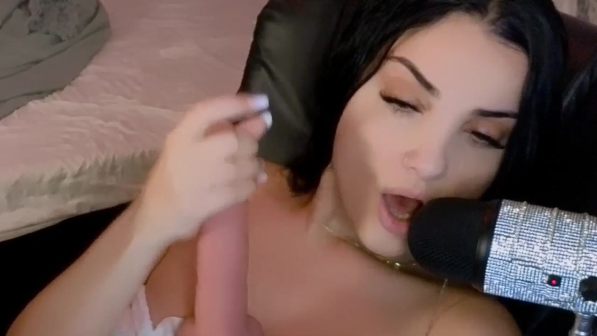 Gallery image thumbnail from loraine_doll's myfreecams stream on, 12/28/2024, 23:07 image 5 of 20