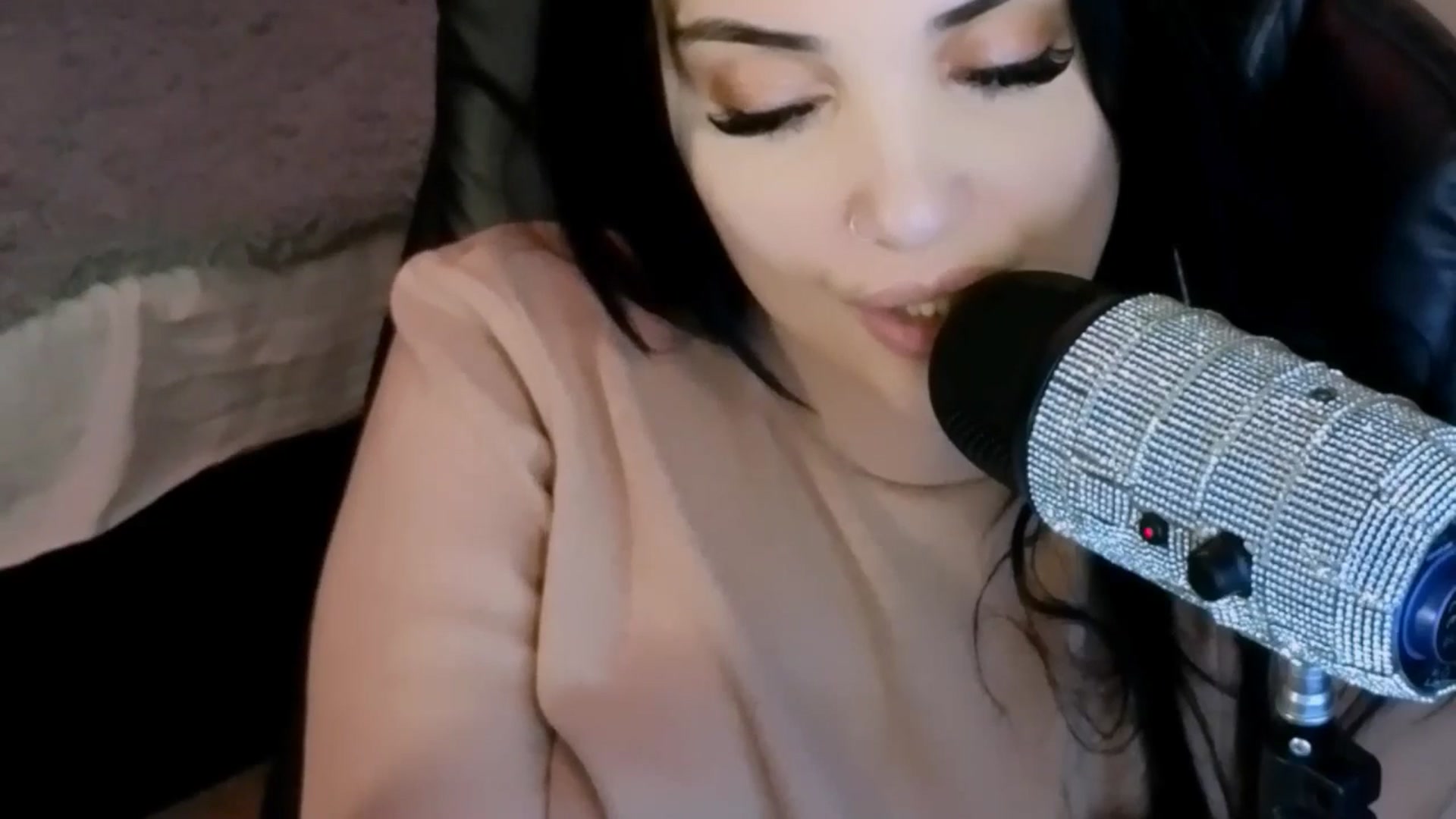 Gallery image thumbnail from loraine_doll's myfreecams stream on, 12/30/2024, 20:07 image 13 of 20
