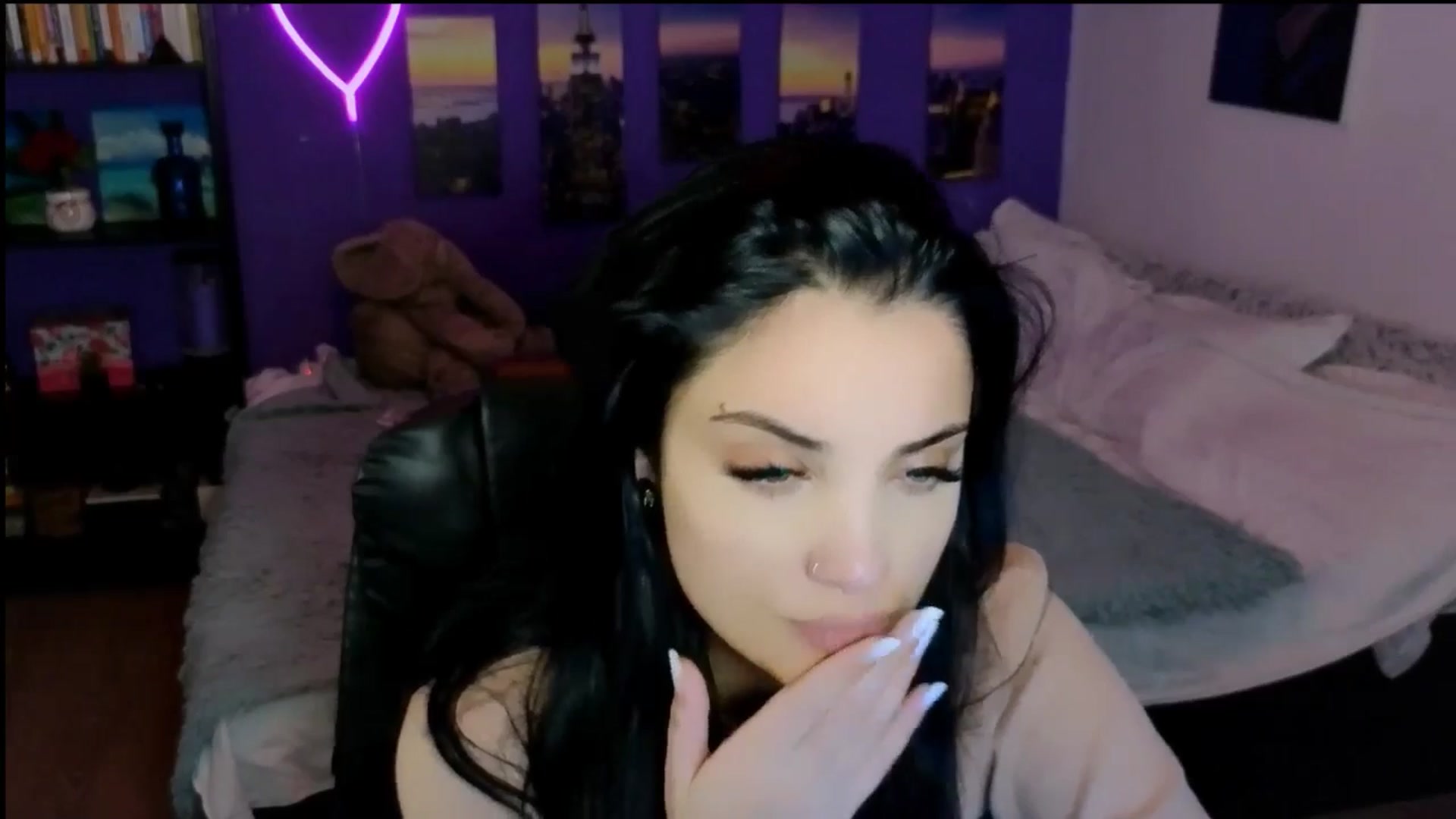 Gallery image thumbnail from loraine_doll's myfreecams stream on, 12/30/2024, 23:32 image 5 of 20