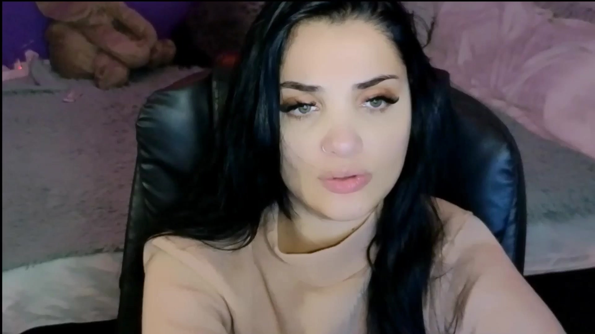 Gallery image thumbnail from loraine_doll's myfreecams stream on, 12/30/2024, 23:32 image 9 of 20