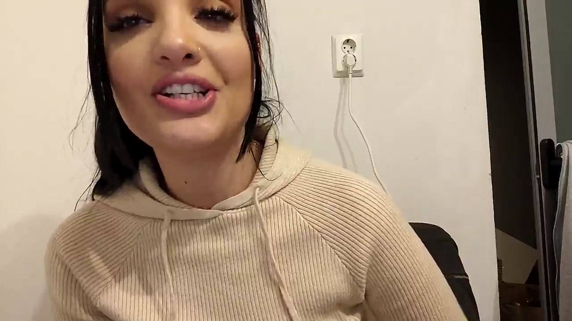 Gallery image thumbnail from loraine_doll's myfreecams stream on, 01/24/2025, 20:01 image 6 of 20