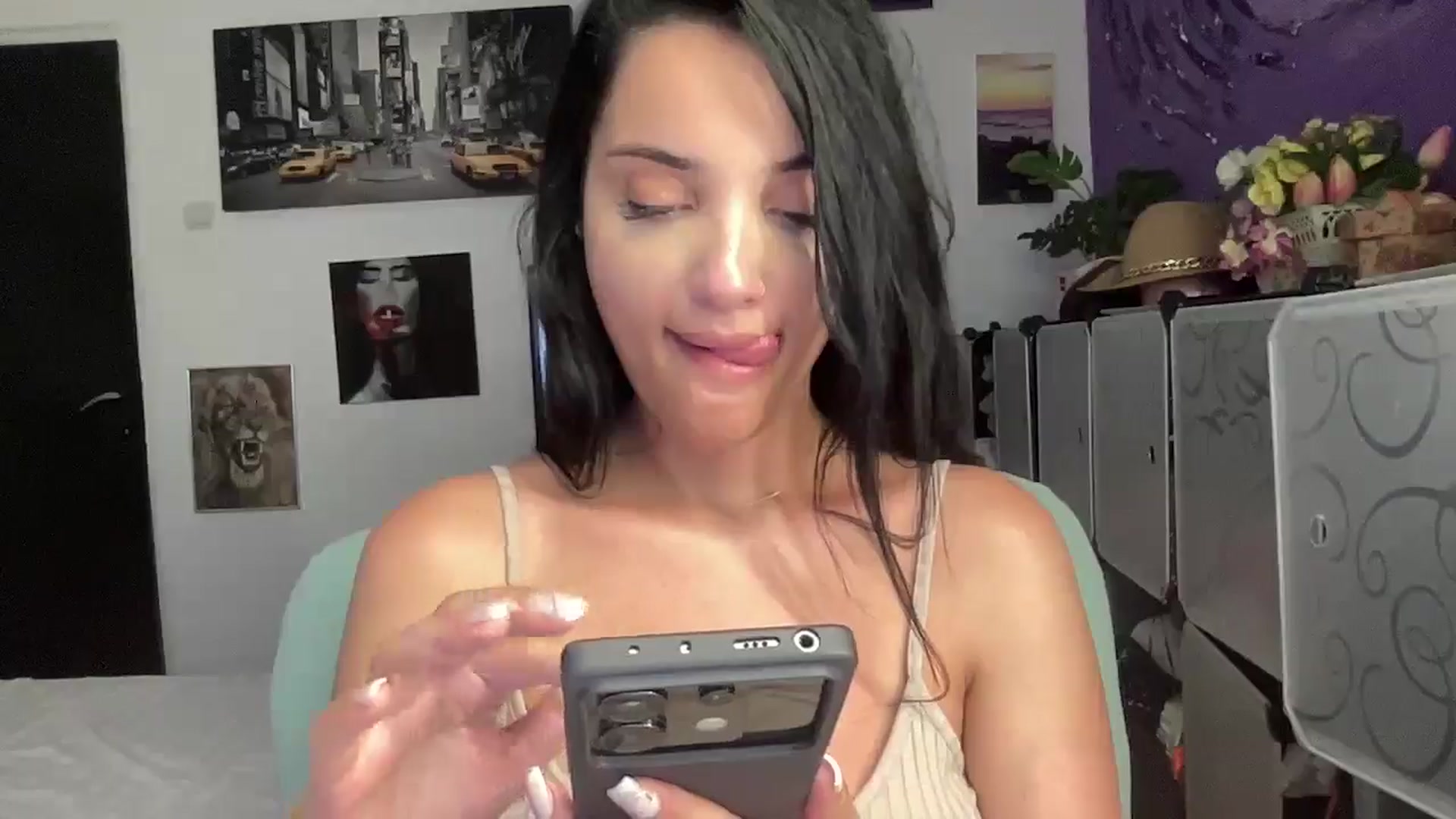 Gallery image thumbnail from loraine_doll's myfreecams stream on, 06/10/2025, 17:35 image 9 of 20