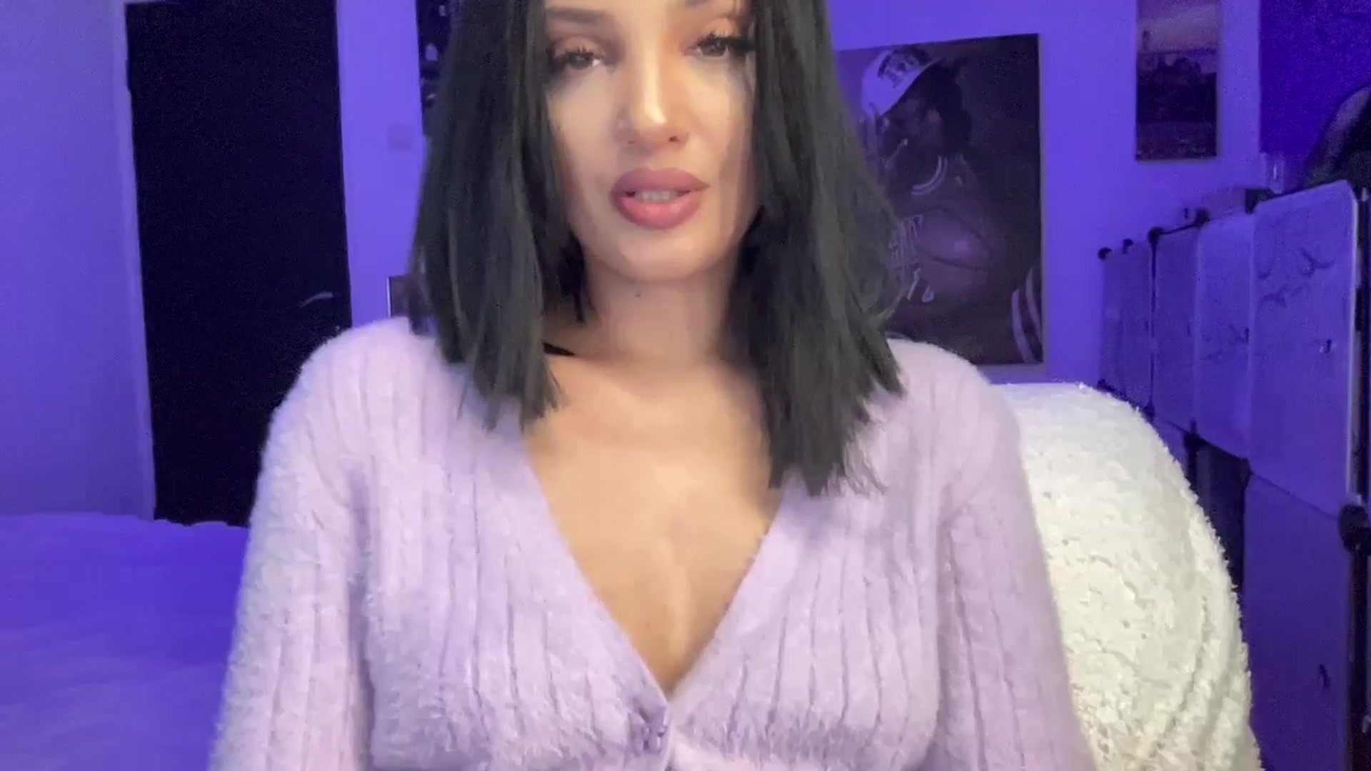 Gallery image thumbnail from loraine_doll's myfreecams stream on, 10/04/2025, 17:41 image 13 of 20