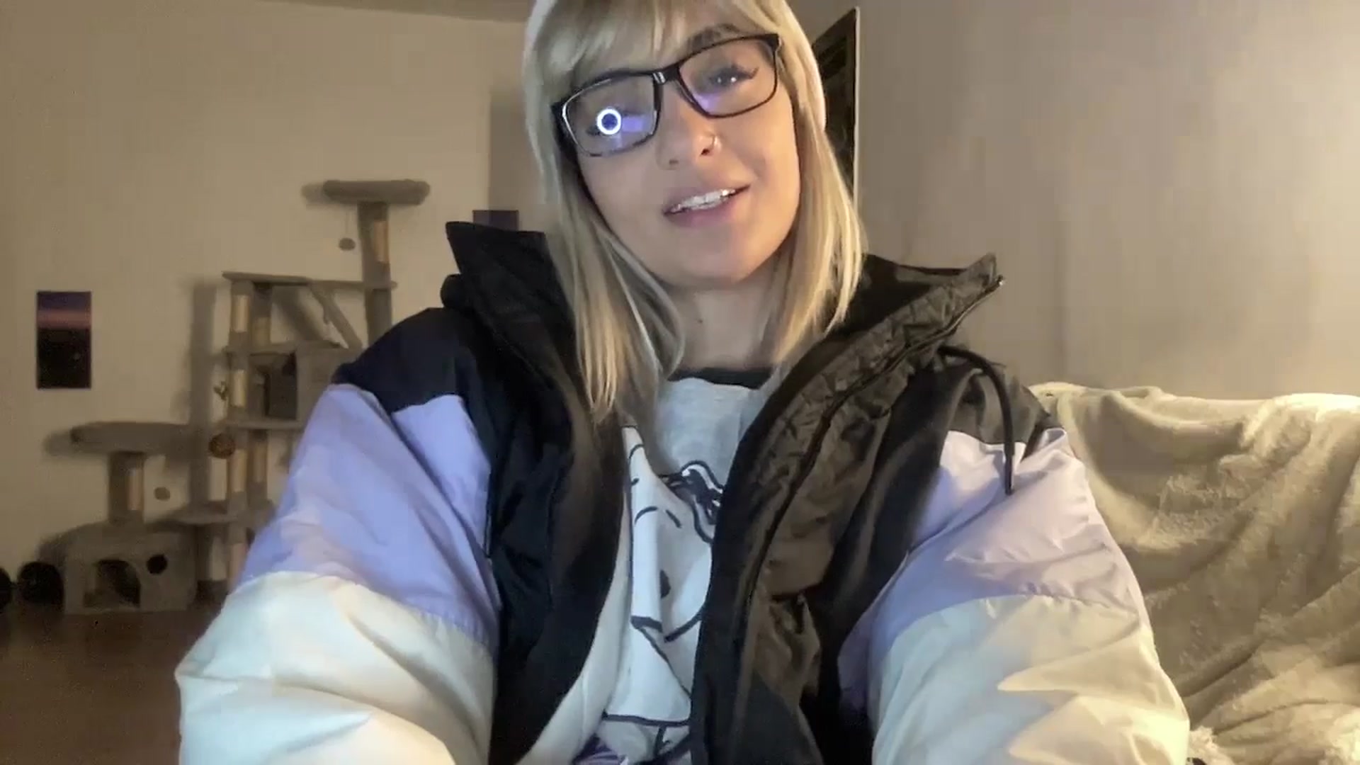 Gallery image thumbnail from loraine_doll's myfreecams stream on, 12/12/2025, 18:26 image 4 of 20