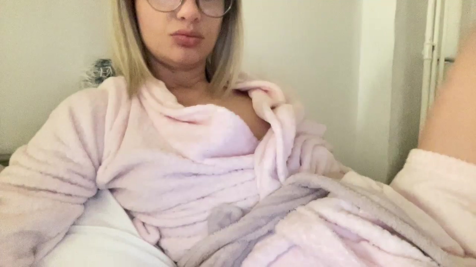 Gallery image thumbnail from loraine_doll's myfreecams stream on, 04/25/2026, 19:25 image 8 of 20