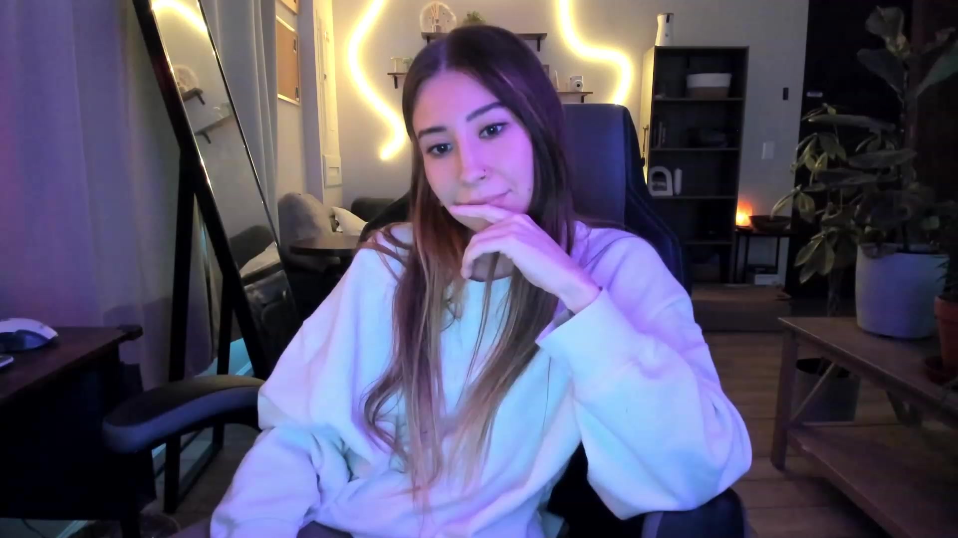 Gallery image thumbnail from lory_babygirl's myfreecams stream on, 12/20/2023, 20:30 image 1 of 20