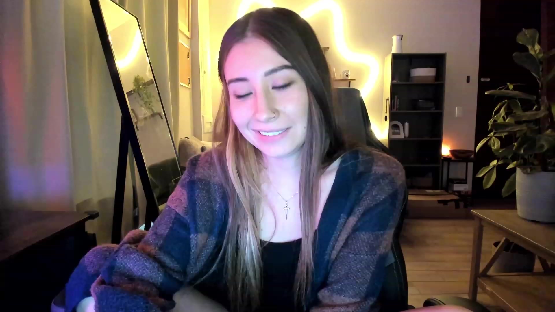 Gallery image thumbnail from lory_babygirl's myfreecams stream on, 12/21/2023, 21:07 image 12 of 20