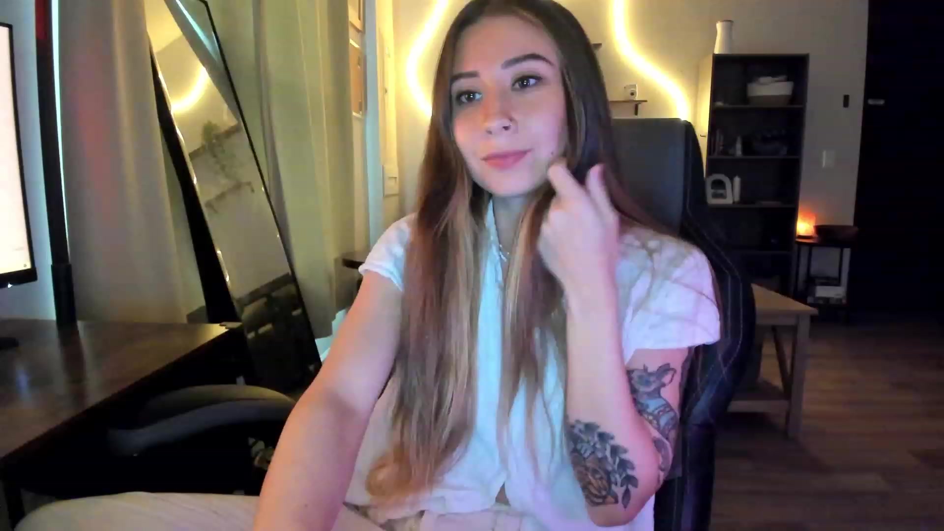 Gallery image thumbnail from lory_babygirl's myfreecams stream on, 01/30/2024, 18:29 image 18 of 20