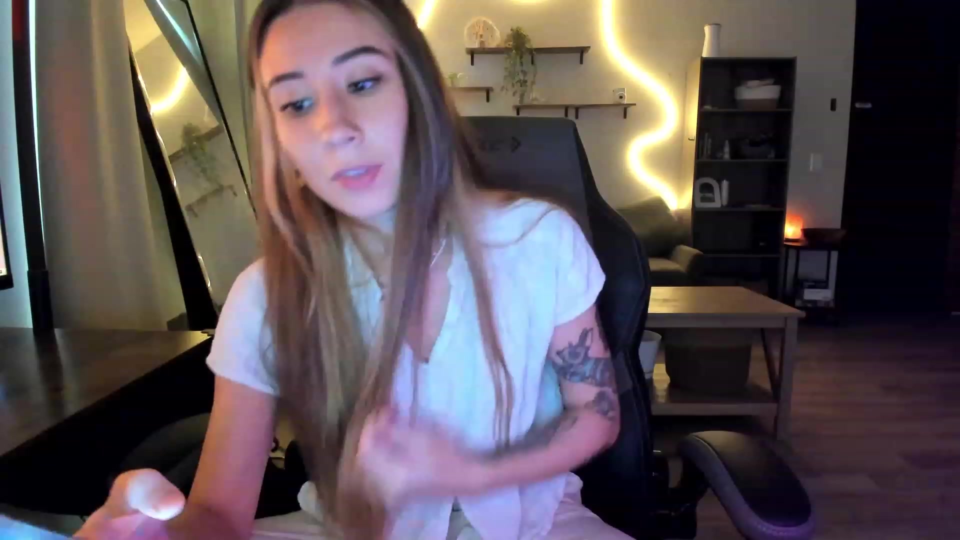 Gallery image thumbnail from lory_babygirl's myfreecams stream on, 01/30/2024, 18:29 image 1 of 20