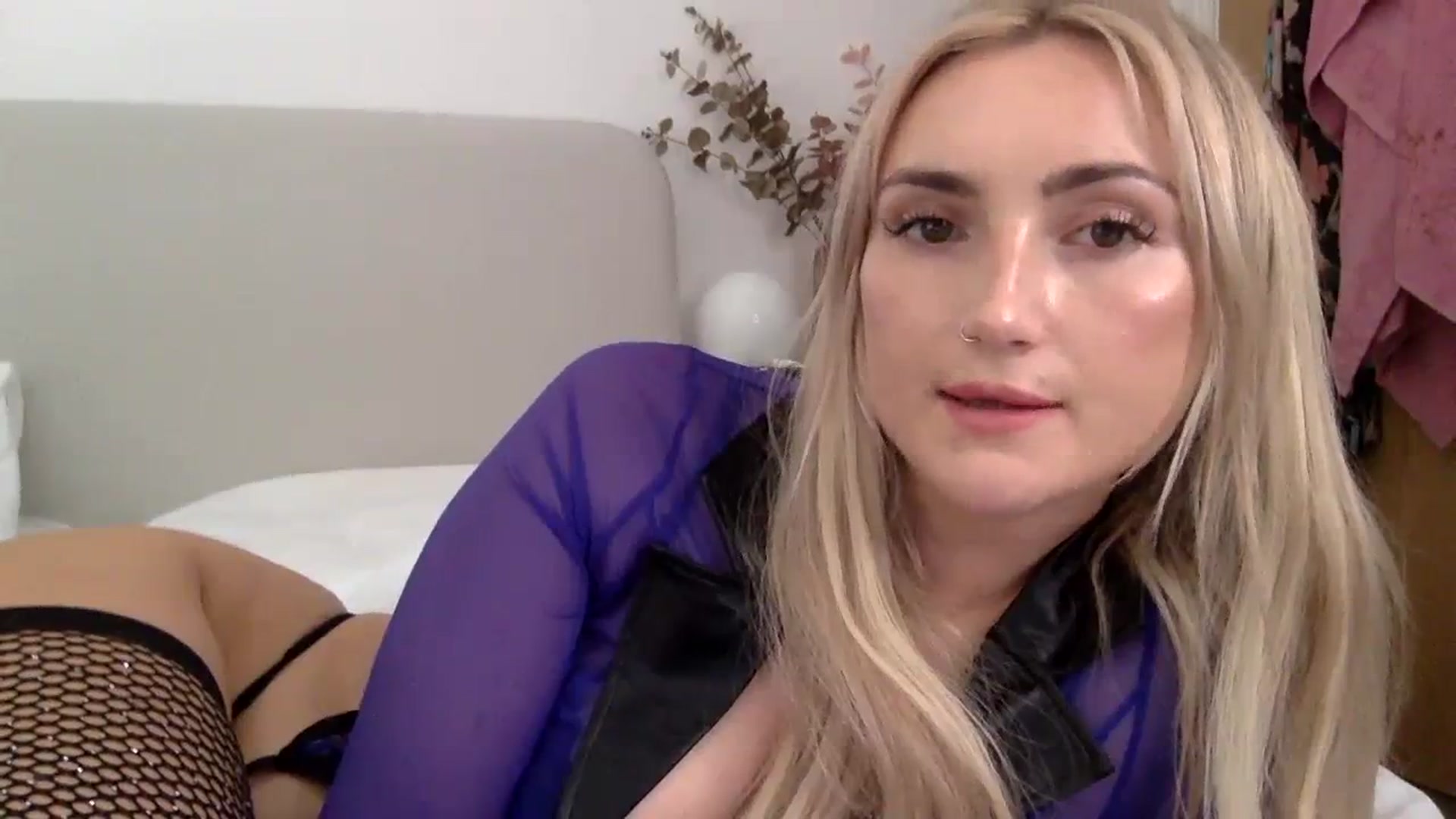Gallery image thumbnail from louisezus's myfreecams stream on, 09/11/2023, 13:46 image 10 of 20