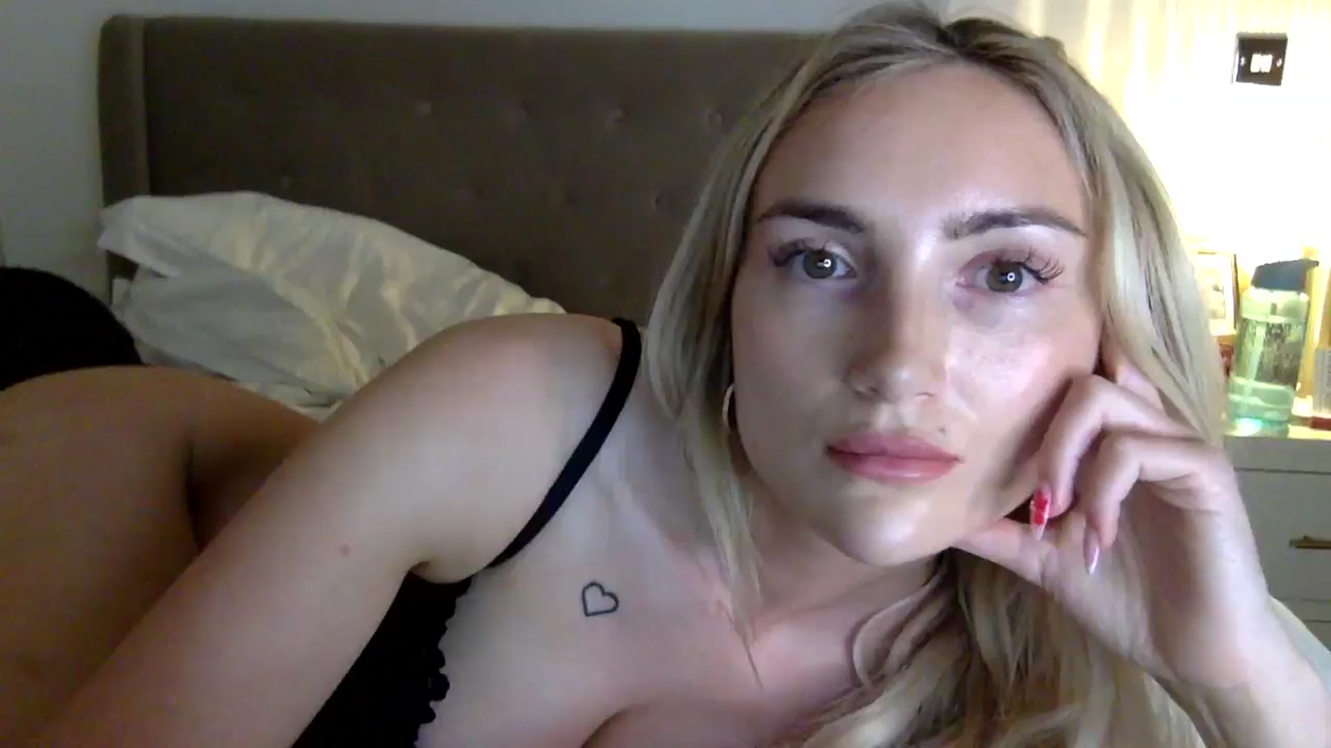 Gallery image thumbnail from louisezus's myfreecams stream on, 05/20/2025, 23:36 image 8 of 20