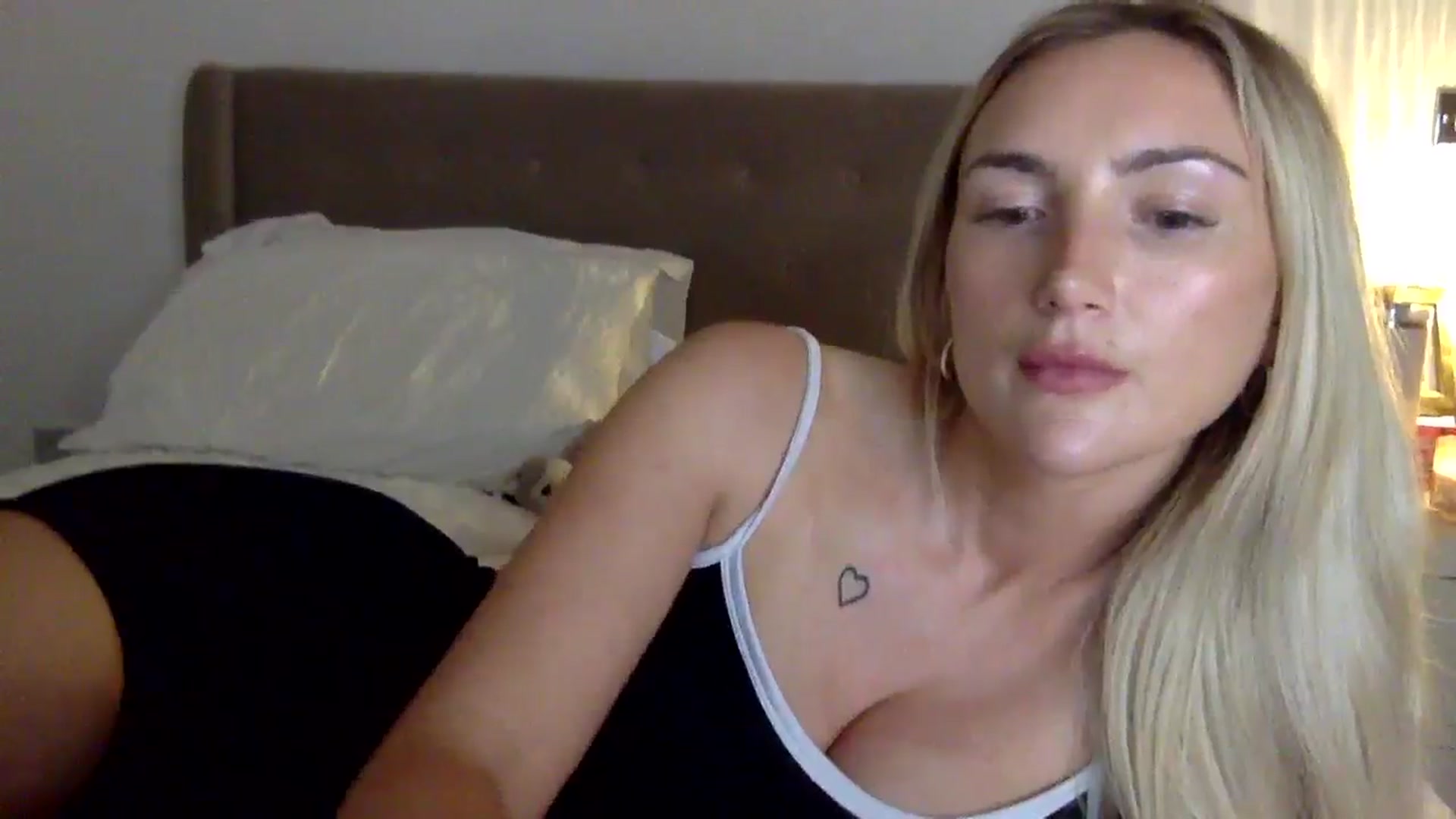 Gallery image thumbnail from louisezus's myfreecams stream on, 06/17/2025, 22:06 image 17 of 20