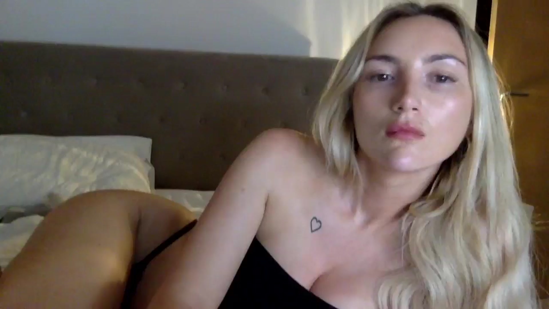 Gallery image thumbnail from louisezus's myfreecams stream on, 06/20/2025, 22:31 image 1 of 20