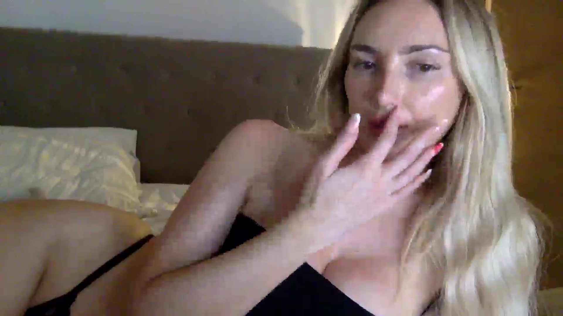 Gallery image thumbnail from louisezus's myfreecams stream on, 06/20/2025, 22:31 image 4 of 20