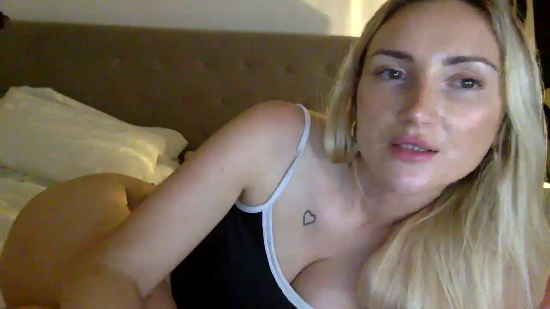 Gallery image thumbnail from louisezus's myfreecams stream on, 07/07/2025, 21:36 image 7 of 20