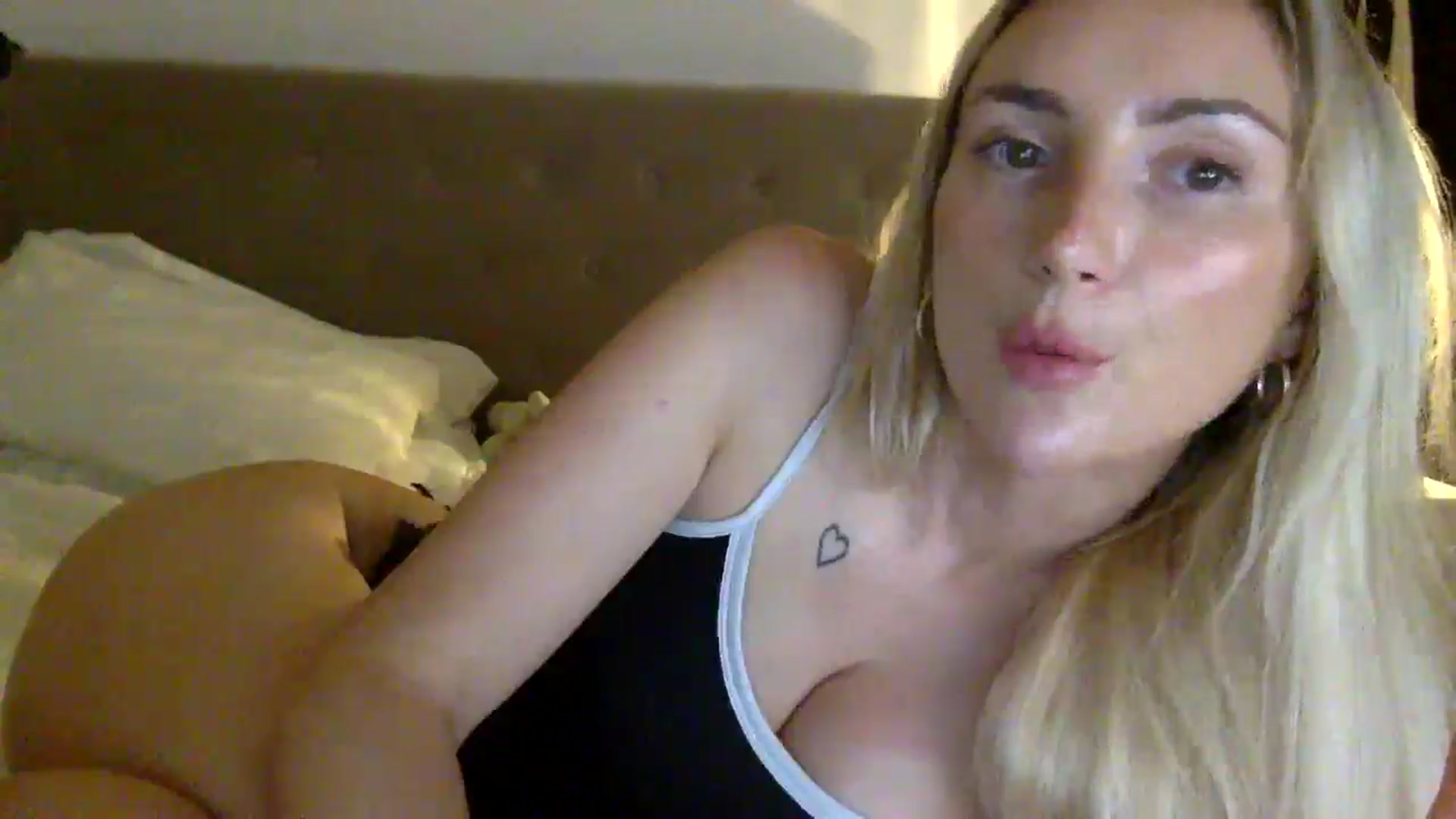 Gallery image thumbnail from louisezus's myfreecams stream on, 07/07/2025, 21:36 image 6 of 20