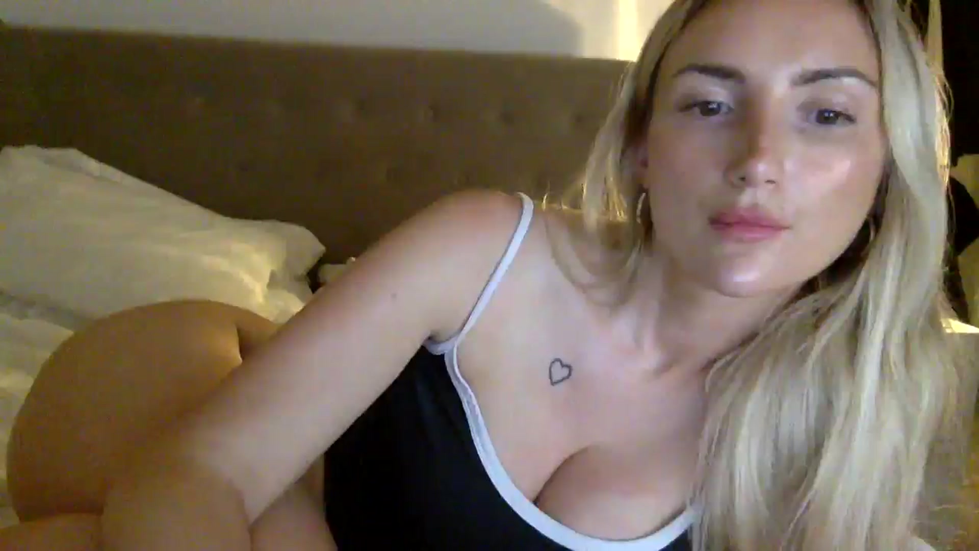 Gallery image thumbnail from louisezus's myfreecams stream on, 07/07/2025, 22:27 image 13 of 20