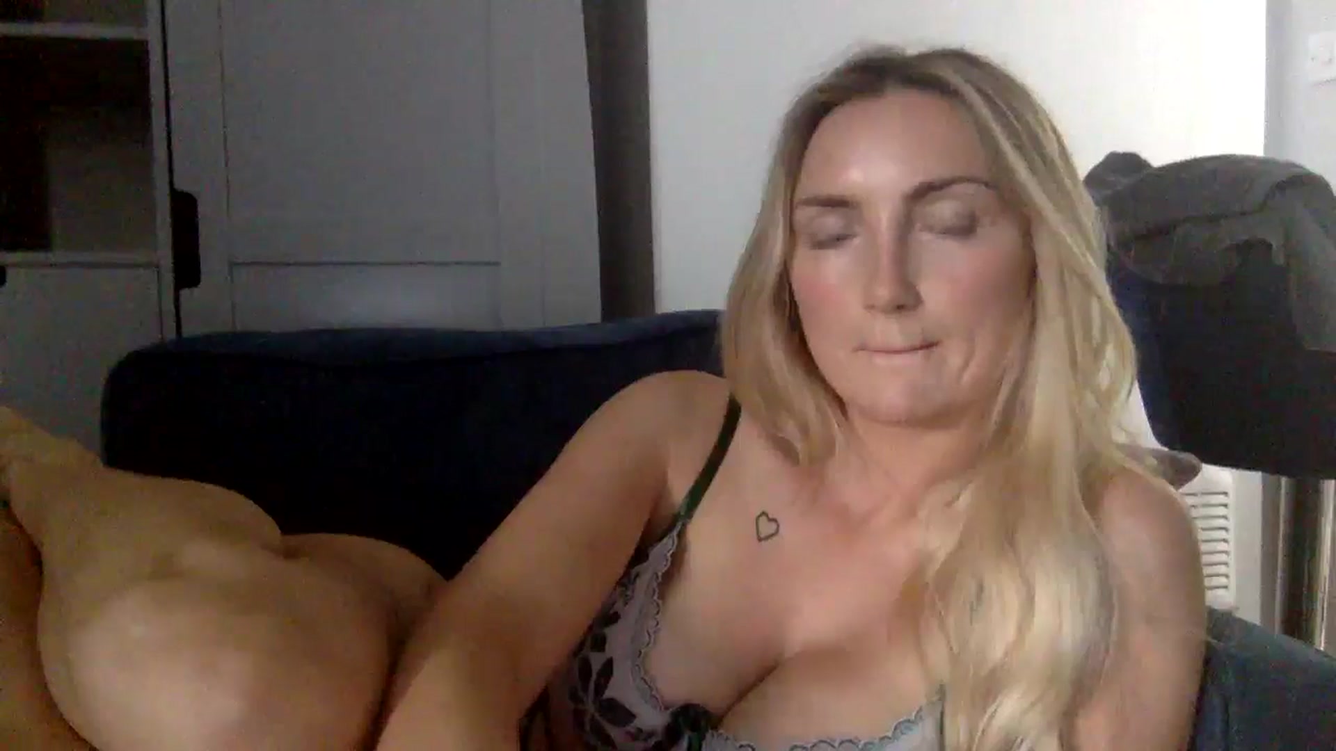 Gallery image thumbnail from louisezus's myfreecams stream on, 07/31/2025, 14:27 image 20 of 20