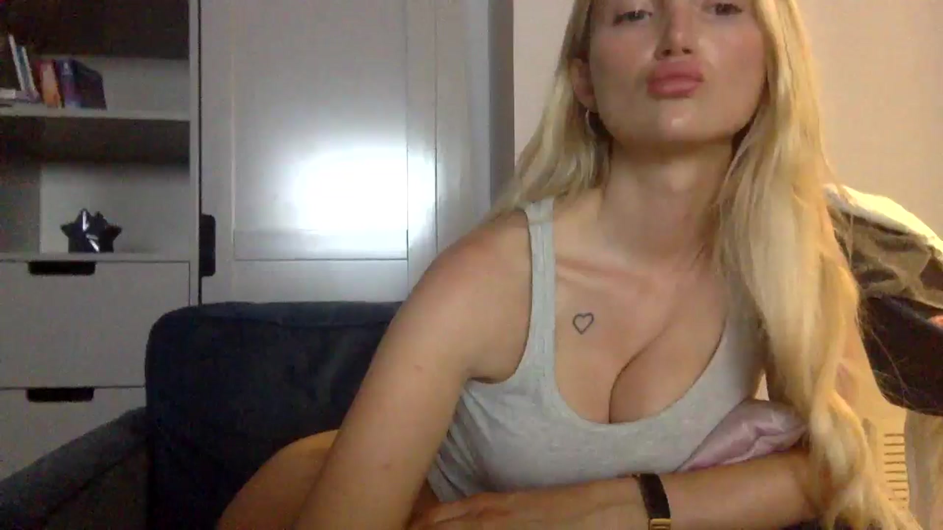 Gallery image thumbnail from louisezus's myfreecams stream on, 07/31/2025, 21:59 image 20 of 20