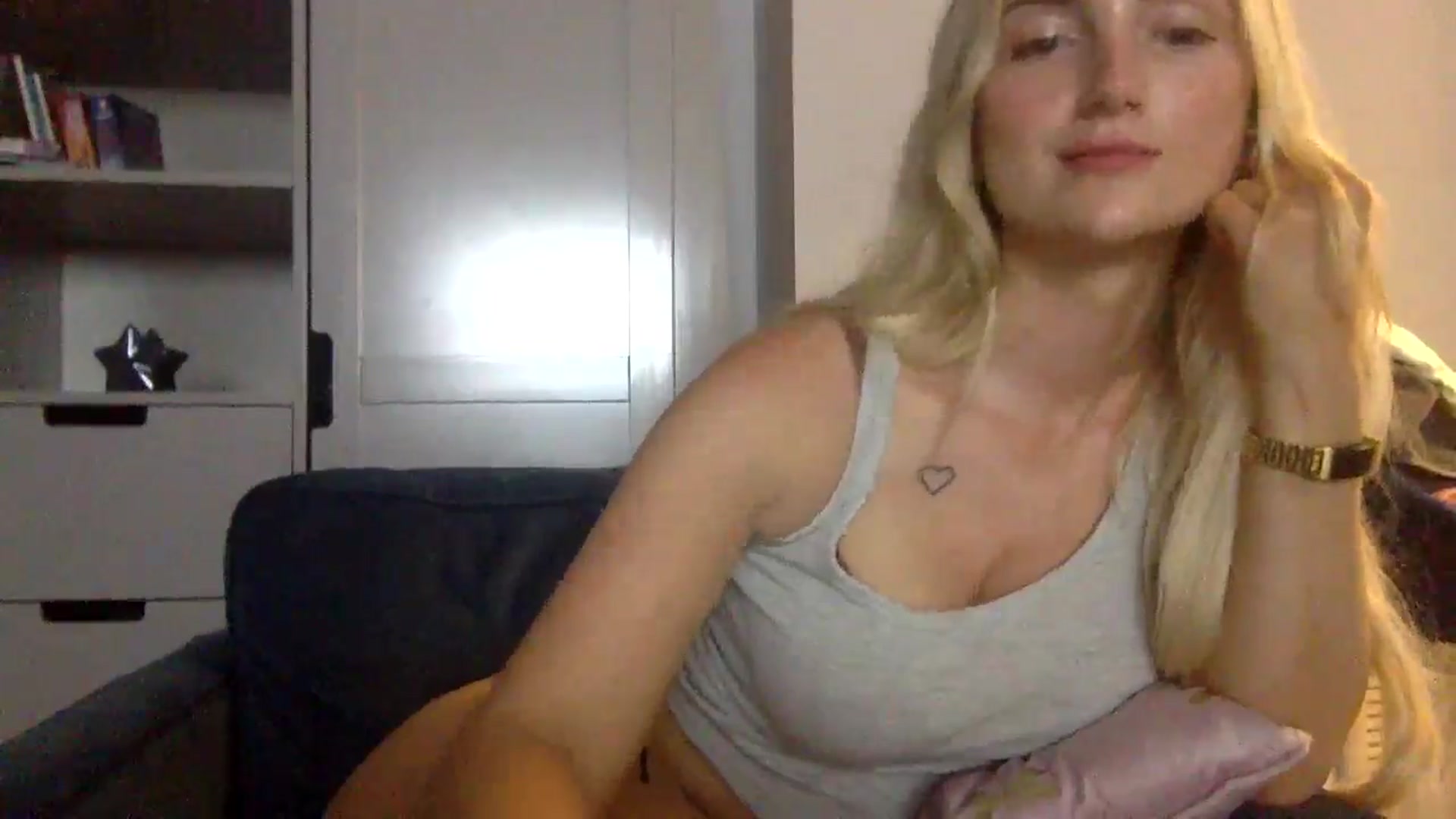 Gallery image thumbnail from louisezus's myfreecams stream on, 07/31/2025, 21:59 image 14 of 20