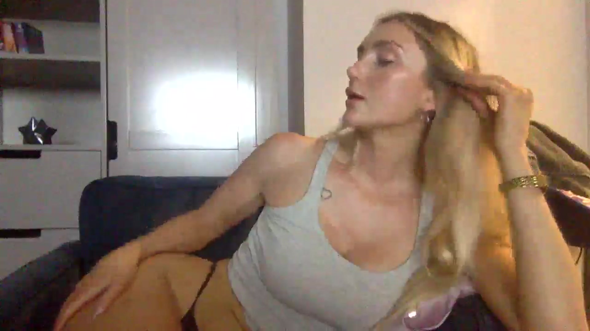 Gallery image thumbnail from louisezus's myfreecams stream on, 07/31/2025, 23:01 image 3 of 20
