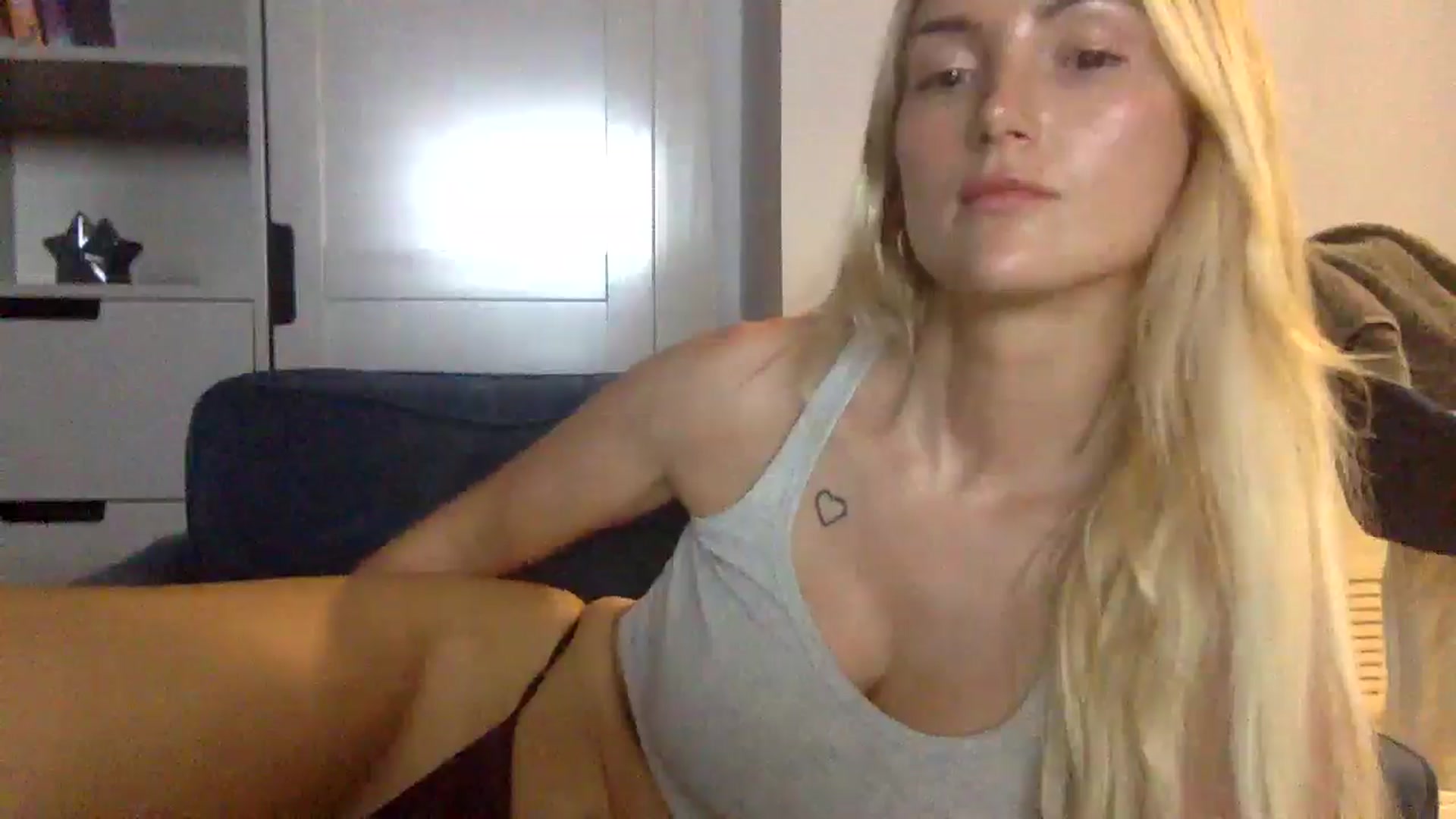 Gallery image thumbnail from louisezus's myfreecams stream on, 08/01/2025, 24:01 image 18 of 20